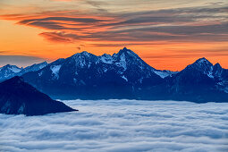 Wolkenstimmung bei Abendrot über Wendelstein und Nebelmeer im Inntal, Heuberg, Chiemgauer Alpen, Chiemgau, Oberbayern, Bayern, Deutschland
