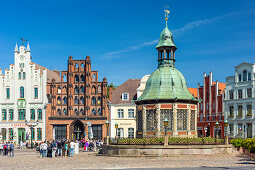 Marktplatz von Wismar mit Bürgerhaus, genannt Alter Schwede, und 'Wasserkunst', Wismar, Mecklenburg-Vorpommern, Deutschland