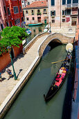 Kanal mit Gondel von oben, Venedig, Italien