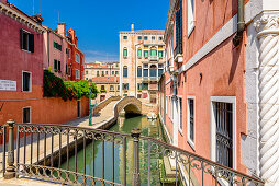 Mehrstöckiger Palast an Kanal mit Brücke, Campo San Boldo, Venedig, Italien