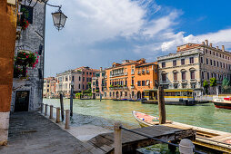 Blick über den Canal Grande auf die Vaporetto Station San Marcuola Casino, Venedig, Italien