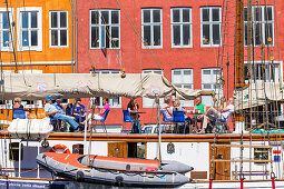Café am Deck eines Schiffes. Nyhavn, Uferpromenade, Vergnügungsviertel in Kopenhagen, Dänemark