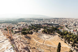 Blick von der Akropolis zum Dionysostheater, Akropolismuseum und Olympieion, Athen, Griechenland