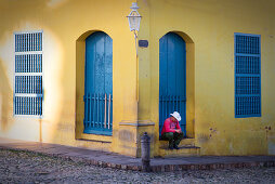 Mann mit Hut bei Siesta auf der Straße in Trinidad, Kuba\n