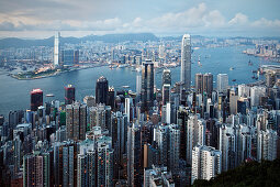 Blick vom Peak auf Skyline von Hongkong und Victoria Harbour, China