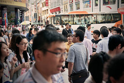 Menschenmassen in der Altstadt von Guangzhou, Guangdong Provinz, China