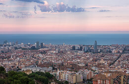 Skyline von Barcelona bei Sonnenuntergang mit Regenwolke\n