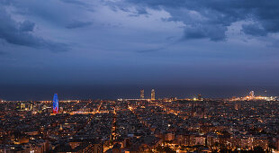 Skyline und Stadtlichter von Barcelona bei Nacht\n