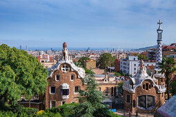 Ausblick auf die Stadt vom Park Guell in Barcelona\n