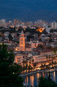 Leuchtende Skyline von Split mit Diokletianpalast am Abend bei Nacht, Kroatien\n