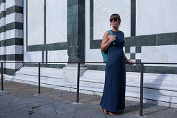 Frau im Kleid an der Fassade von Baptisterium San Giovanni in Florenz, Toskana Italien\n