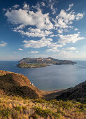 Küste von Lipari mit Blick auf Vulkaninsel Vulcano am Tag, Sizilien, Italien