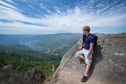 Nationalpark Peneda-Geres vom Ausblick Pedra Bela, Portugal, junger Mann genießt die Aussicht