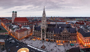 Frauenkirche, Rathaus, Marienplatz und Kaufingerstraße der Stadt München von oben am Abend\n