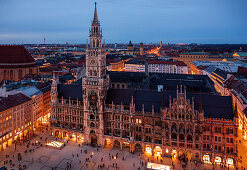 Rathaus und Marienplatz der Stadt München von oben am Abend\n