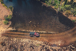 Geländewagen überquert Fluss im El Questro Wilderness Park, Kimberley Region, Westaustralien, Australien