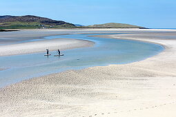 Stehpaddler am Luskentyre Beach, Isle of Harris, Äußere Hebriden