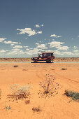 Geländewagen auf einer verlassenen Straße im Outback in Westaustralien, Australien, Ozeanien
