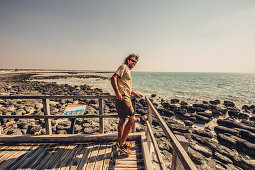 Mann beim Hamelin Pool Marine Nature Reserve in der Sharkbay in Westaustralien, Australien, Ozeanien