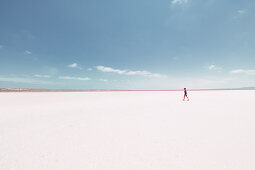 Männliche Person geht auf dem Pink Lake in Westaustralien, Australien, Ozeanien