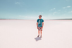 Männliche Person steht auf dem Pink Lake in Westaustralien, Australien, Ozeanien