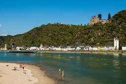 Burg Katz und Sandstrand am Rhein, St. Goarshausen, Oberes Mittelrheintal, Rheinland-Pfalz, Deutschland