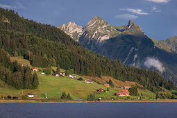 Berge und Besiedlung am Ybrig am Sihlsee, Einsiedeln, Schweiz