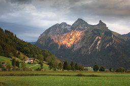 Dramatische Wolken mit Sonnenlicht auf Berge am Ybrig, Nähe Sihlsee, Einsiedeln, Schweiz