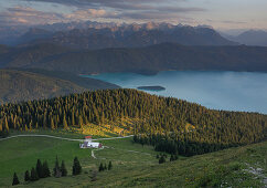 Jocheralm und Walchensee im Sonnenuntergang, Berge und Wolken, Jochberg in Bayern