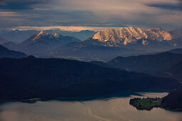 Wettersteingebirge bei Sonnenaufgang vom Jochberg am Walchensee, Bayern\n