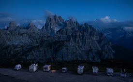 Stellplatz mit Wohnmobilen bei Auronzo Hütte bei Nacht im Drei Zinnen Naturpark in den Dolomiten, Südtirol