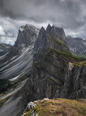 Dramatische Gebirgsflanke Seceda mit dichten Wolken in den Dolomiten bei St. Ulrich, Südtirol