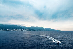 Lotsen-Boot nähert sich der Fähre vor Bastia, Korsika, Frankreich