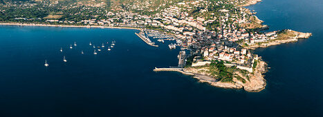 Luftaufnahme von Calvi, im Vordergrund die Zitadelle, Korsika, Frankreich
