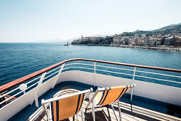 Liegestühle an Deck der Fähre vor Bastia, Korsika, Frankreich