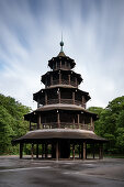 Blick auf den chinesischen Turm im englischen Garten ohne Menschen oder Bierbänke, München, Bayern, Deutschland