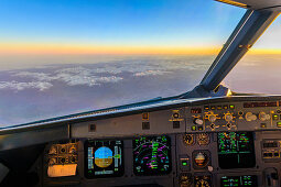 Sonnenaufgang im Cockpit eines Airbus über den Alpen 