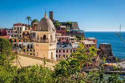 Blick von oben aus den Weinbergen hinab auf den Hafen von Vernazza, Cinque Terre, Italien