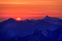 Sonnenaufgang über Hochries und Kampenwand, Wendelsteingebiet, Mangfallgebirge, Bayerische Alpen, Oberbayern, Bayern, Deutschland