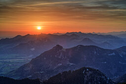 Sonnenaufgang über Chiemgauer Alpen, vom Wendelsteingebiet, Mangfallgebirge, Bayerische Alpen, Oberbayern, Bayern, Deutschland