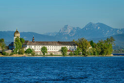 Blick auf Chiemsee und Fraueninsel mit Kloster und Campanile, Hochstaufen im Hintergrund, Chiemsee, Chiemseeradweg, Chiemgau, Oberbayern, Bayern, Deutschland