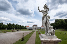 Blick auf das Schloss Nymphenburg, im Vordergrung eine Statue aus dem Garten der Götter, München, Bayern, Deutschland, Europa 