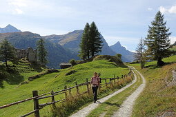 Hiking trail and castle ruins Splügen, Graubünden