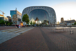 Die Markthalle im Abendlicht ohne Beleuchtung, Rotterdam, Niederlande