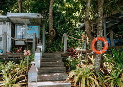 Rettungsring am Baumstamm neben Treppenaufgang im Garten, Kokomo Private Island, Fidschi-Inseln, Ozeanien