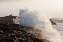 Wellen und Sturm auf der Halbinsel Quiberon, Bretagne, Frankreich