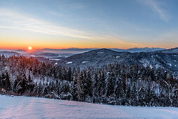 Verschneite Winterlandschaft mit Nadelwald bei Sonnenaufgang, Himmelberg, Kärnten, Österreich