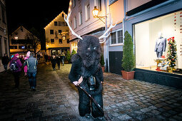 Ein Krampus läuft durch die Altstadt, Klausentreiben, Immenstadt im Allgäu, Oberallgäu, Bayern, Deutschland