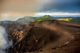 Auf dem Krater des Vulkan Yasur auf Tanna, Vanuatu, Südsee, Ozeanien