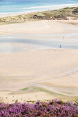 Abstrakt ist die Bucht Sable d Or bei Erquy bei Ebbe. Zwischen Cap Frehel und Cap Erquy gelegen. Bretagne, Frankreich.